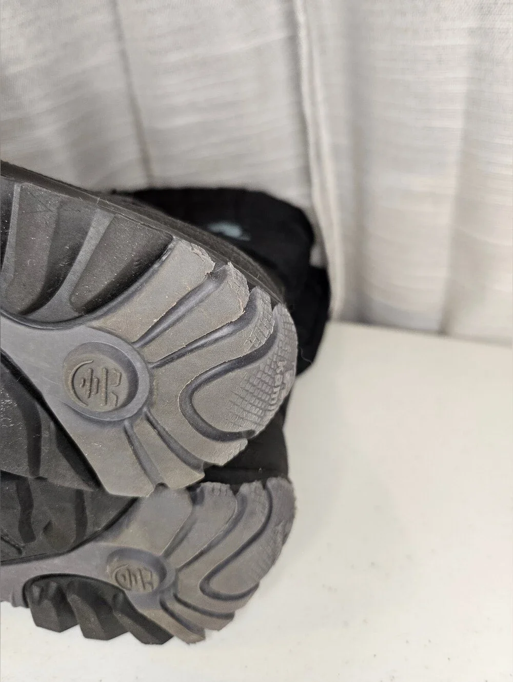 Kid's Kamik snow boots size 4 Black